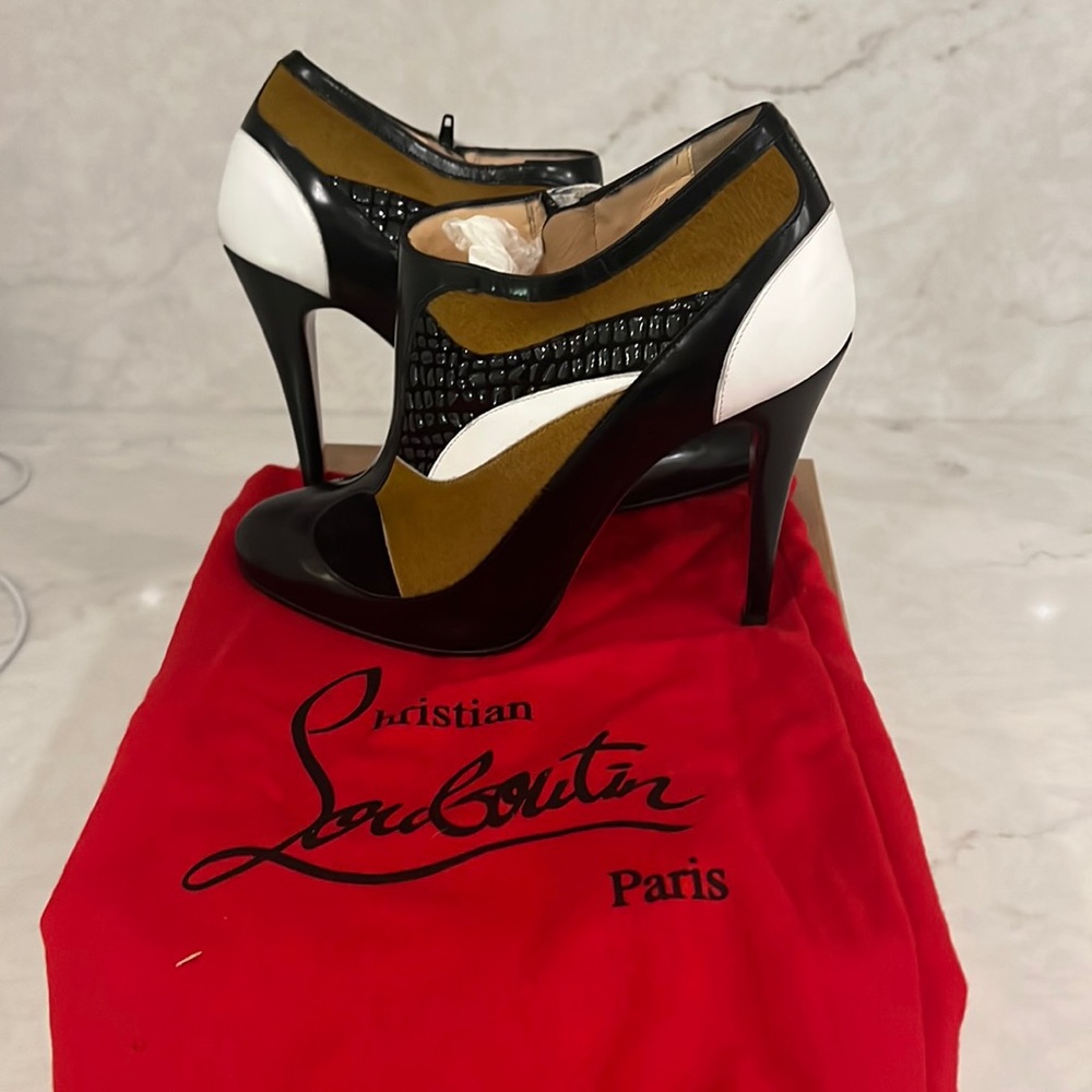Christian Louboutin Pierced Ankle Bootie 37 / 7